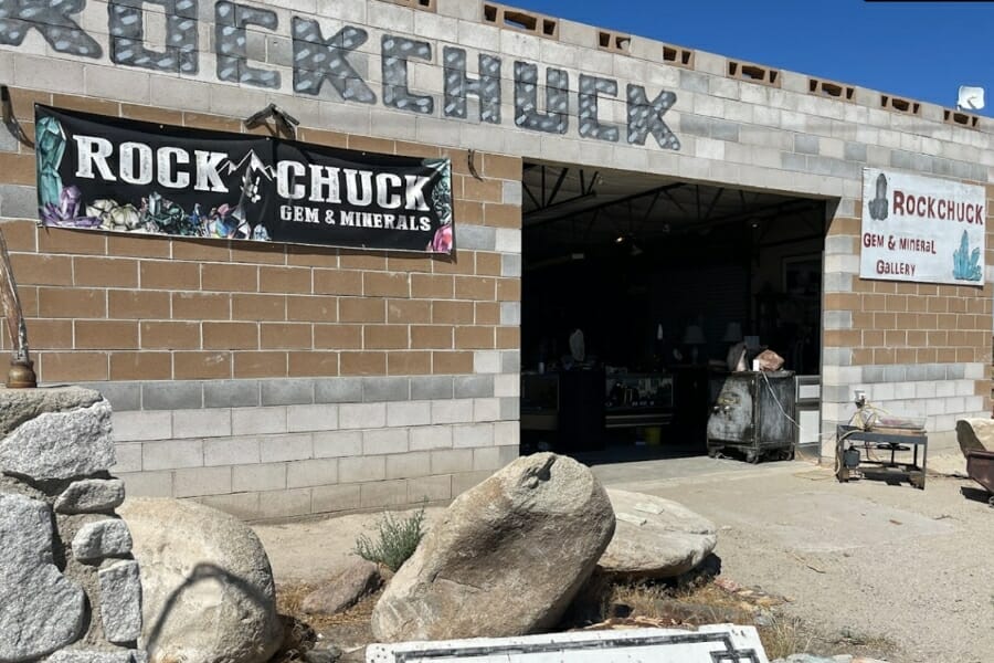 Rockchuck Gems and Minerals rock shop in Nevada where you can find and buy different agate specimens