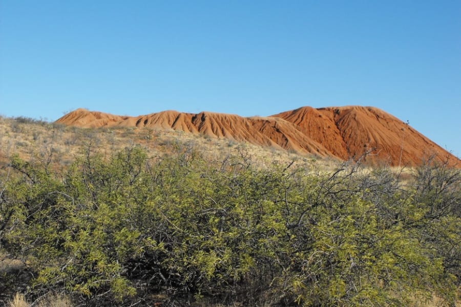 A beautiful green landscape with the Turquoise Ridge at the back