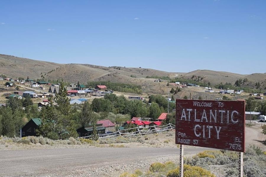 A signboard welcoming people to Atlantic City with the background of the city's terrain