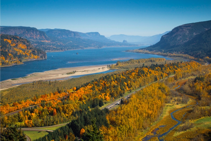 A gorgeous overlooking view of the Columbia River and its gorge