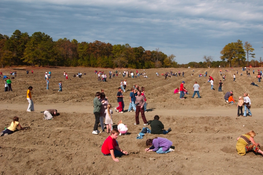 Flocks of people searching through the soils of Crater of Diamonds State Park