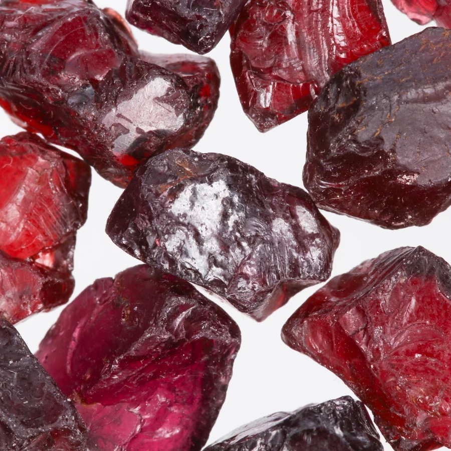 Pieces of rough and uncut garnets