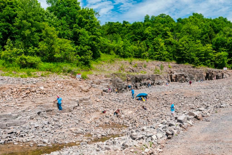 A look at the area exposures and dig site at Herkimer Diamond Mine with some explorers digging for finds