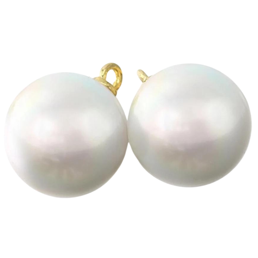 Shiny and elegant pearl pendants 