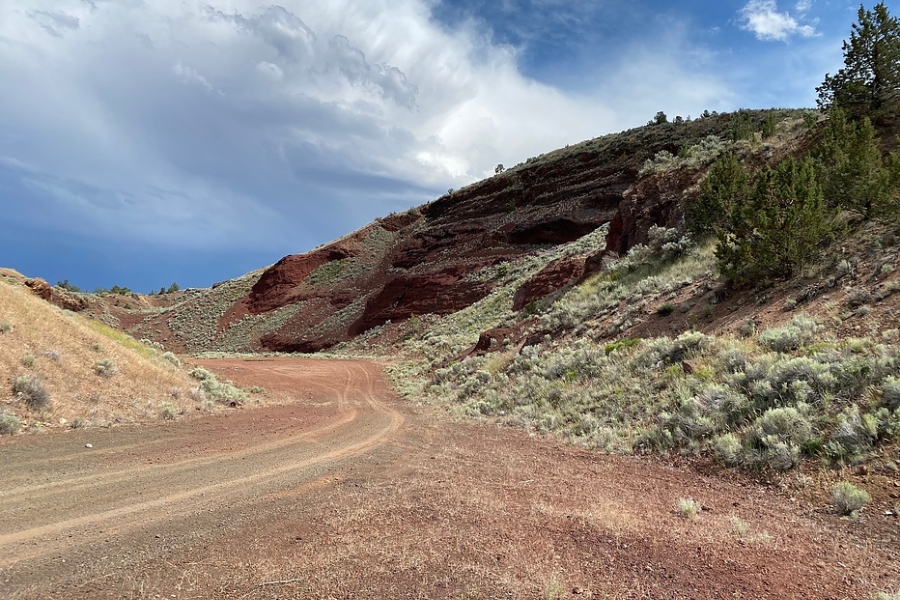 The vast landscape of the Round Butte Cinder Pit where you can locate many opal specimens