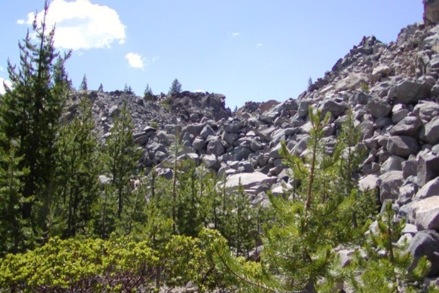 An area full of big rocks that contain opals underneath