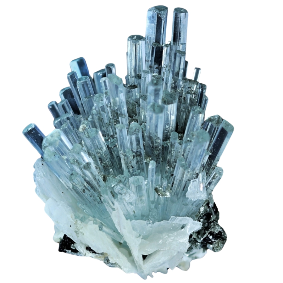 A majestic crown-like aquamarine crystal cluster