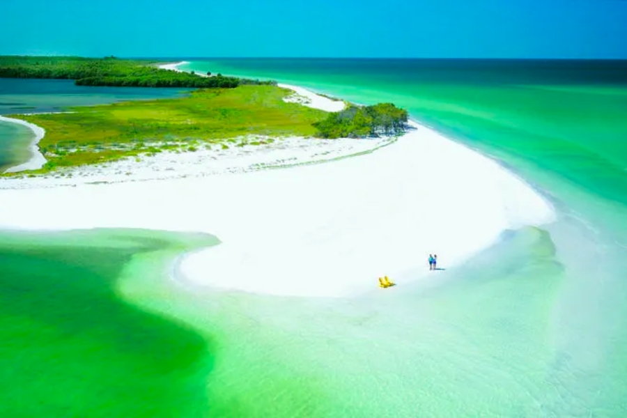 Aerial view of the white sands of Honeymoon Island with a couple near on its shores