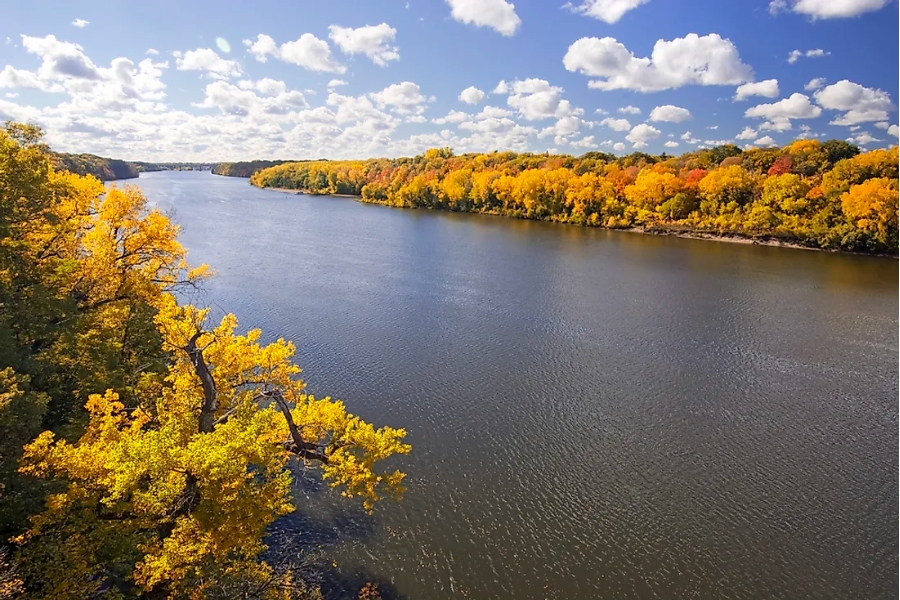 The long stretch of waters of Mississippi River in Minnesota surrounded by lush trees