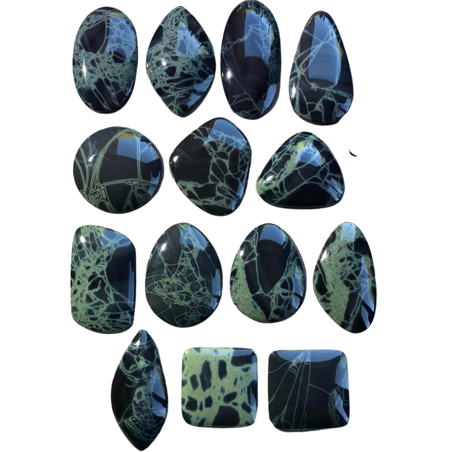 Pieces of spiderweb obsidian in different shapes and sizes 