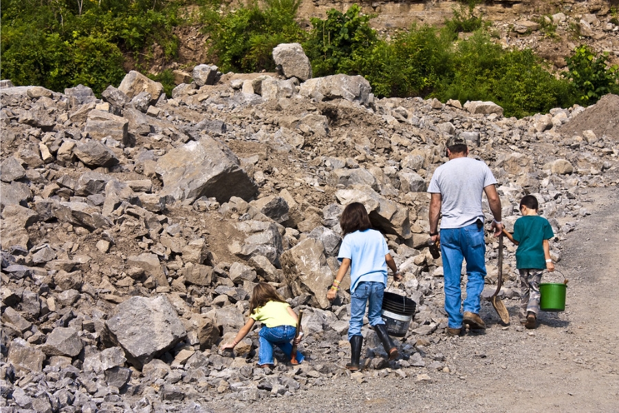 A father and three kids exploring the dig site at the Herkimer Diamond Mine