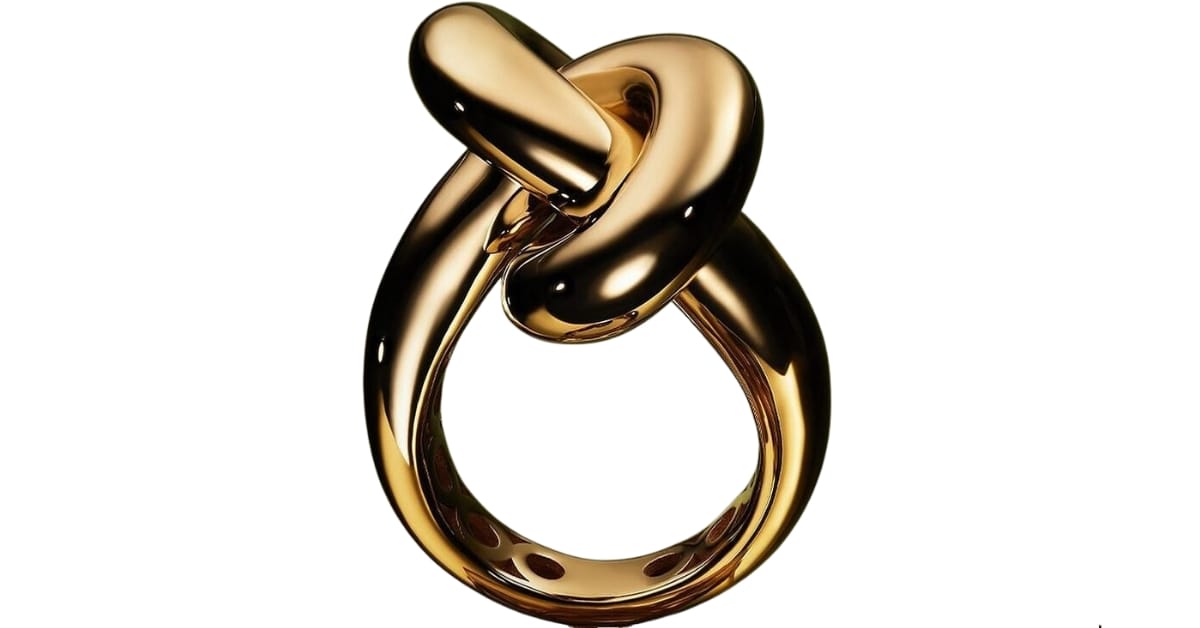 A knot-designed gold ring