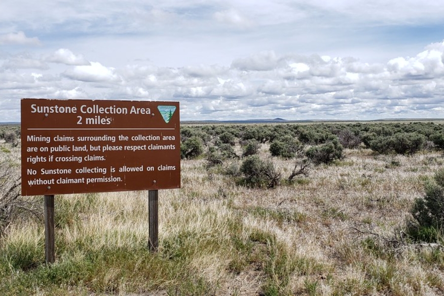 Signage of the Oregon Sunstone Public Collection Area with a view of the stretch of the area