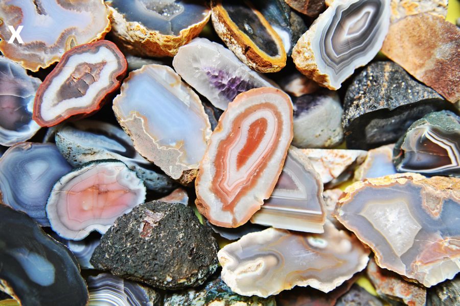 A bunch of Virginia agates